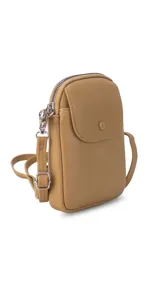 Bandolera pequeña y compacta color amarillo mostaza, realizada en símil cuero. Posee un bolsillo frontal con tapa y broche metálico, y un compartimento principal con cierre superior. Incluye correa ajustable del mismo material.