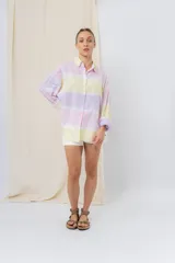 Camisa oversize de algodón liviano con estampado tie-dye a rayas en tonos pastel. Diseño suelto, manga larga con puños arremangados y botones frontales.