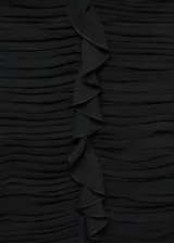 Vestido corto negro con cuello halter, espalda descubierta, tirantes anchos y falda fruncida.