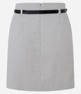 Short pollera de sastrería confeccionado en polivelour color beige. Tiene trabillas en la cintura, cierre por cremallera delantero, recorte en V en la parte trasera de la cintura, pliegues y pinzas delanteras. Incluye cinturón fino de material sintético con hebilla.