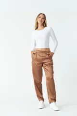 Pantalón de vestir color marrón satinado, de tiro medio, corte recto y con bolsillos laterales.
