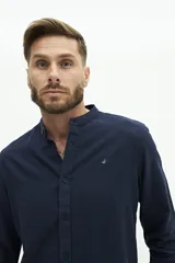 Camisa de lino azul marino con cuello mao, corte semi slim y logo bordado en el pecho.