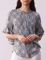 Blusa de gasa estampada marca Ruby Rd, con cuello a la base, abertura central con botones y manga amplia con volados.