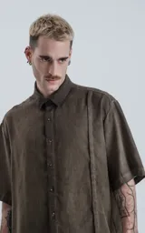 Camisa manga corta color verde militar, de corte amplio y confeccionada en lino.