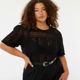 Camiseta negra de encaje con mangas cortas y cuello redondo.
