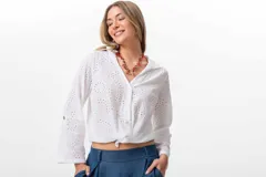 Camisa marrón con broderie, de corte recto, cuello clásico y manga corta.