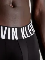 Pack de tres bóxers Calvin Klein de microfibra negra, corte trunk, con cintura elástica con el logo de la marca en blanco.