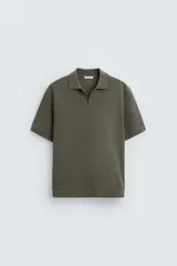 Polo verde militar de corte regular, con cuello solapa y abertura frontal. Manga corta y bajo con acabado en rib.