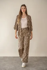Pantalón ancho con estampado animal print y cintura elástica.