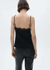 Top negro con tirantes finos y escote en V con detalle de encaje.