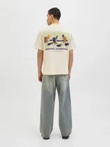 Camiseta color crema de algodón con cuello redondo y manga corta. Estampado en el frente con sillas de playa y texto "JACK&JONES SUMMER EDITION BROUGHT TO YOU BY ORIGINALS DEPT. DESIGNED IN COPENHAGEN".