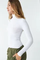 Polera de cuello alto color borgoña, de corte ajustado y mangas largas.