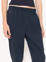 Pantalón babucha negro confeccionado en tejido 4way de alta elasticidad, con cintura elastizada y detalle metálico JCH en el frente.