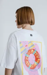 Remera blanca de algodón premium con cuello redondo, mangas cortas y calce oversize. Estampa sublimada con diseño de una figura femenina sosteniendo un salvavidas con la frase "Chill Bitch Trust Karma".