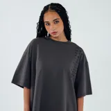 Remera gris de manga corta con cuello redondo y estampado lateral con texto.