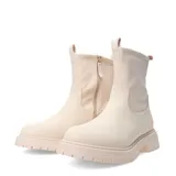 Bota de simil cuero elastizado color beige, con diseño moderno y suela gruesa.