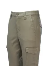 Pantalón skinny cargo color verde oliva, con bolsillos laterales y tiro medio.
