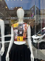 Top ajustado con estampado de portadas de revista, sin mangas y diseño crop.