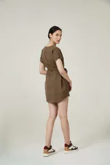 Vestido corto color marrón con escote en V, mangas cortas y lazo en la cintura.