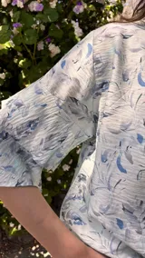 Blusa estampada con motivo floral y mangas cortas con doble volado.