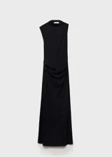 Vestido largo negro de tejido elástico con cuello drapeado y abertura lateral.