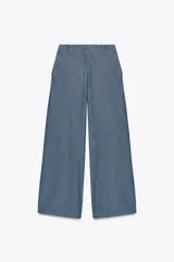 Pantalón de tiro alto con trabillas, bolsillos laterales y de parche en la espalda. Cierre frontal con cremallera y ganchos metálicos.