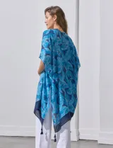 Kimono tejido con estampado de hojas azules, mangas amplias estilo japonés y terminación de ruedo con borlas.