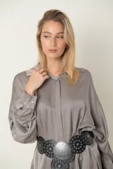 Camisa en satén de seda color beige, con calce holgado y diseño irregular, más largo atrás.