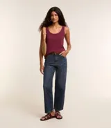 Musculosa negra de rib de algodón, con escote redondo.