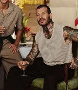 Musculosa de algodón y poliéster color crudo, con cuello redondo y textura rendada.