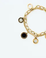 Pulsera doble dorada con eslabones de cadena gruesa y delgada, con dijes redondos con números romanos.