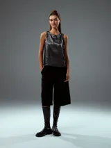 Musculosa beige de corte recto y cuello redondo.