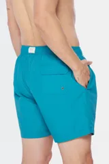 Short de baño color coral con cintura elástica y cordón ajustable.