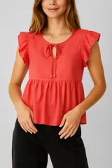 Blusa color coral con escote en forma de cerradura con lazo, mangas cortas con volados y corte imperio.