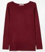 Suéter de punto color verde, con cuello barco, mangas largas y textura acanalada.