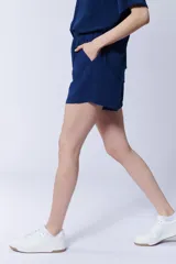 Short azul de liocel con bolsillos laterales y cintura elástica.