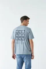 Remera celeste de algodón con cuello redondo y estampado en la espalda con diseño de flores y texto "brooksfield . gardening".