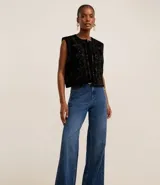 Pantalón de jean de corte wide leg, tiro alto y cintura sastre.