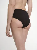 Bombacha tiro alto color beige, confeccionada en algodón y elastano.