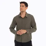 Camisa manga larga color verde oliva, confeccionada en poliéster y spandex. Cuenta con cuello camisero, cierre con botones, bolsillo en el pecho y protección solar UPF 50+.