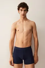 Pack de tres calzoncillos tipo trunk color azul marino, confeccionados en punto elástico con costuras planas, cintura elástica y tecnología Lycra® Xtra Life™.