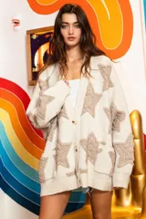 Sweater cardigan oversize color crema con estampado de estrellas color beige.