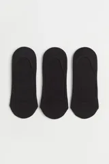 Pack de tres pares de soquetes invisibles negros de punto fino en mezcla de algodón suave, diseñados para quedar ocultos en el calzado. Tienen reborde de silicona en el interior del talón para un ajuste óptimo.