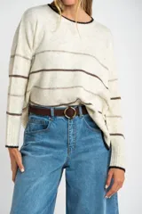 Sweater color crema con rayas horizontales en tonos marrón, bordeaux y beige.