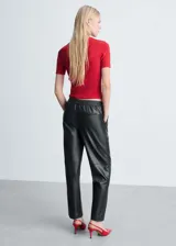 Pantalón marrón de cuero sintético con cintura elástica ajustable con cordón y bolsillos laterales.