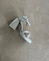 Sandalias negras de plataforma con tiras finas y hebilla al tobillo.