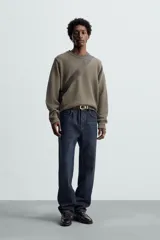 Sweater color verde oliva de punto con cuello redondo y manga larga.