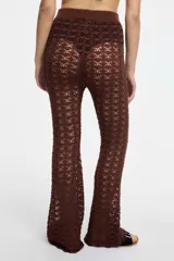 Pantalón de crochet color rosa claro, con cintura elástica y corte acampanado.