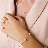 Pulsera de oro amarillo 18k con perlas cultivadas blancas.