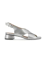 Sandalia de cuero con tiras cruzadas y pulsera de ajuste, taco forrado de 3.5cm y suela antideslizante.